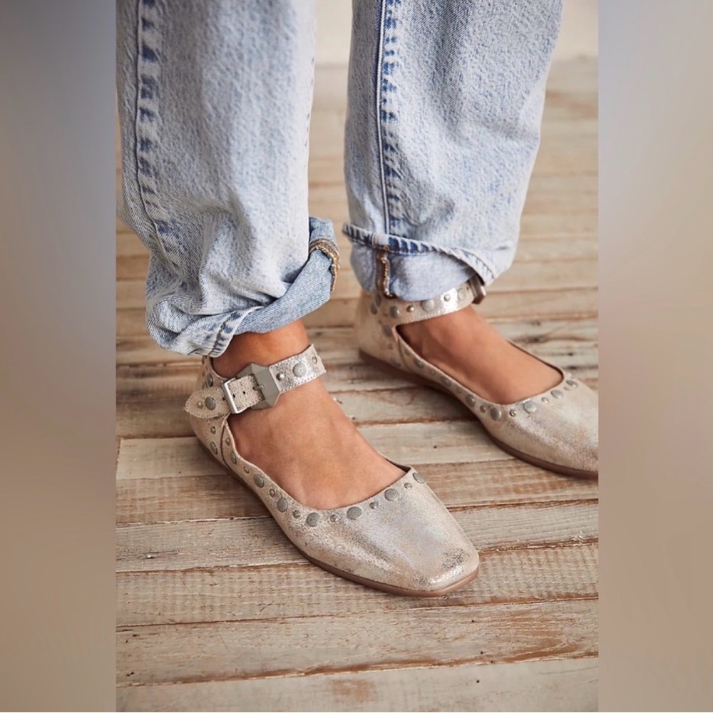 Stylish Women's Metallic Flats